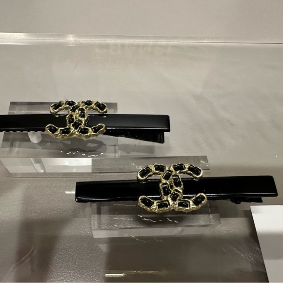 CHANEL LA COLLECTION BLACK AND GOLD DOUBLE CC HAIR CLIPS. NWT - Picture 3 of 4